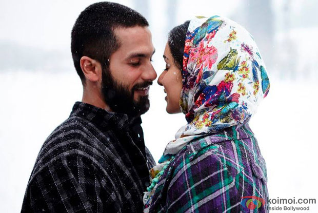 Shahid Kapoor and Shraddha Kapoor in a still from 'Haider'