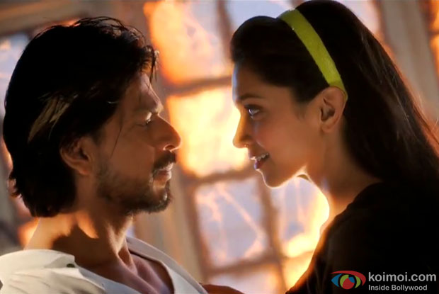 Shah Rukh Khan and Deepika Padukone in a still from movie 'Happy New Year'