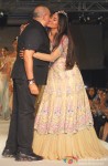 Sonakshi Sinha Sizzles The Ramp For Tarun Tahiliani's Show Pic 5
