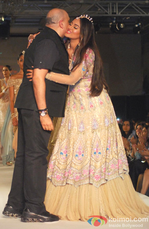 Sonakshi Sinha Sizzles The Ramp For Tarun Tahiliani's Show Pic 5