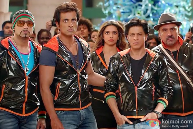 Abhishek Bachchan, Sonu Sood, Deepika Padukone, Shah Rukh Khan and Boman Irani in a still from movie 'Happy New Year'