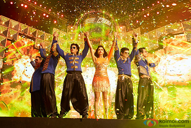 Boman Irani, Abhishek Bachchan, Shah Rukh Khan, Deepika Padukone, Vivaan Shah and Sonu Sood in a still from movie 'Happy New Year'