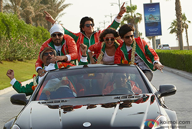 Boman Irani, Abhishek Bachchan, Shah Rukh Khan, Deepika Padukone Sonu Sood and Vivaan Shah in a still from movie 'Happy New Year'