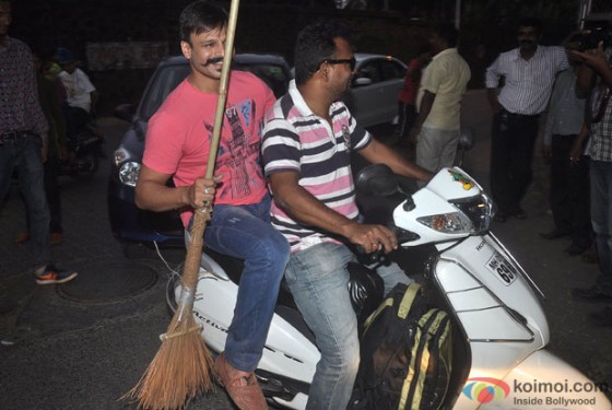 Vivek Oberoi Picks Up Broom For 'Swachh Bharat Abhiyan' Pic 1