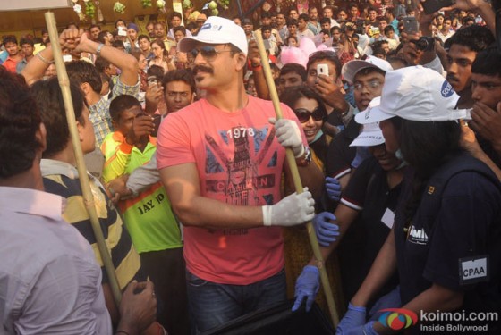 Vivek Oberoi Picks Up Broom For 'Swachh Bharat Abhiyan' Pic 4