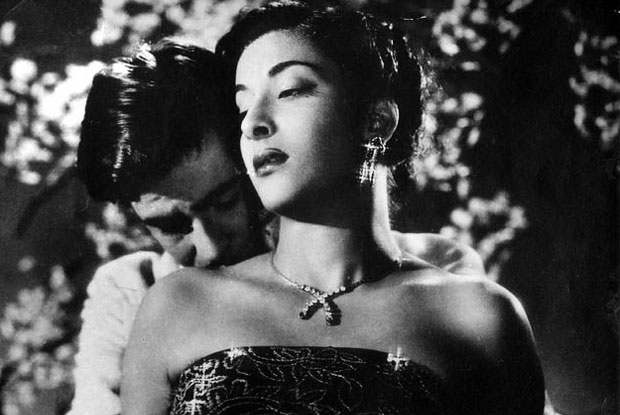 still from movie 'Awara (1951)'