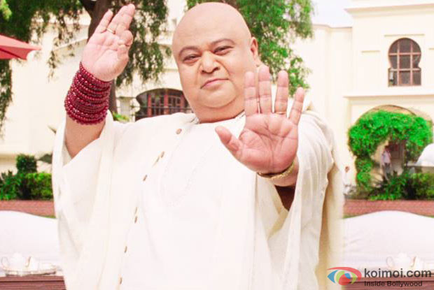 Saurabh Shukla in a still from movie 'PK (2014)'