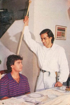 Aamir Khan and Salman Khan in a still from movie 'Andaz Apna Apna (1994)'