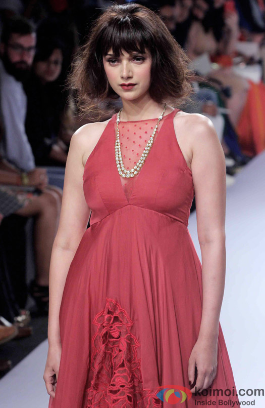 Aditi Rao Hydari Flaunts French Look As Showstopper At LFW 2015