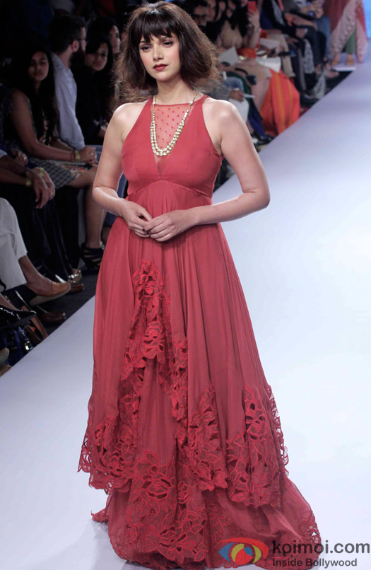 Aditi Rao Hydari Flaunts French Look As Showstopper At LFW 2015