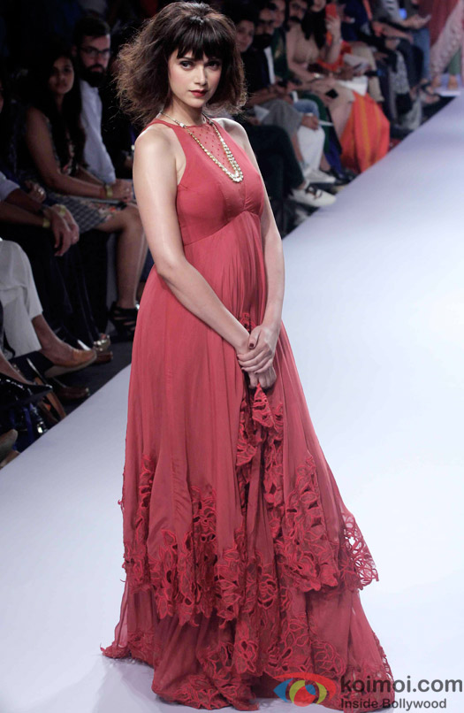 Aditi Rao Hydari Flaunts French Look As Showstopper At LFW 2015