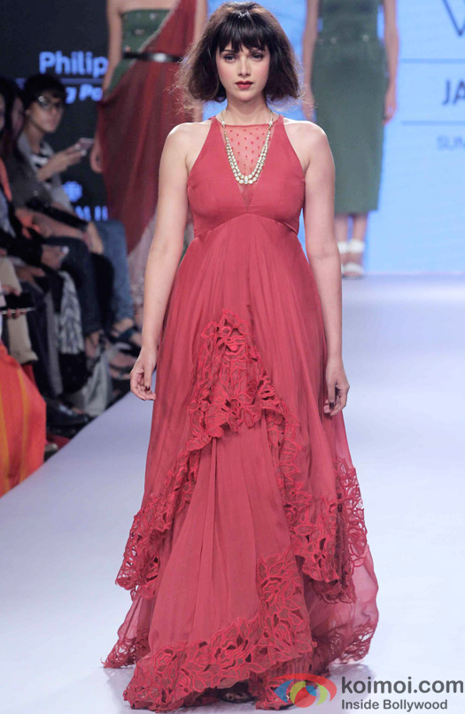 Aditi Rao Hydari Flaunts French Look As Showstopper At LFW 2015