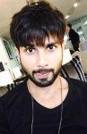 Shahid Kapoor taking a selfie on the sets of Shaandaar