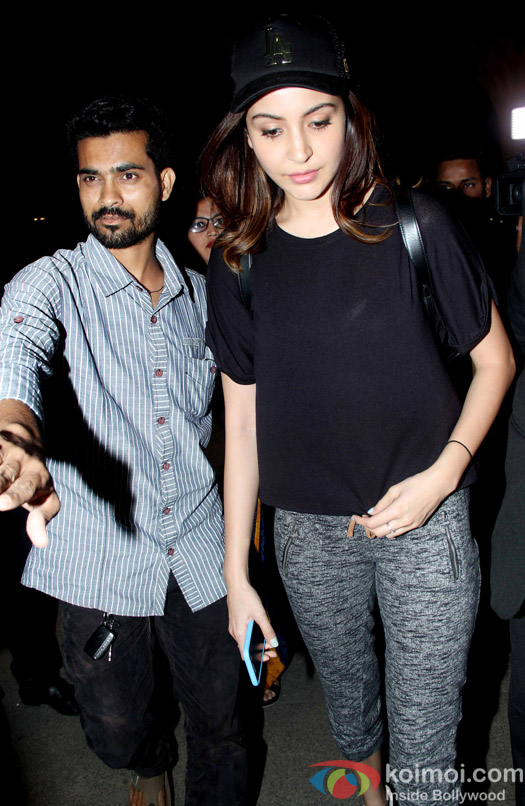 Anushka Sharma snapped at the airport flying for Bangkok Anushka Sharma snapped at the airport flying for Bangkok