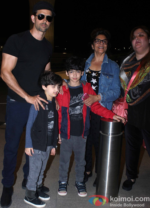 Hrithik Roshan,  Hridaan, Hrehaan, Pinky Roshan and Sunaina Roshan snapped at Airport