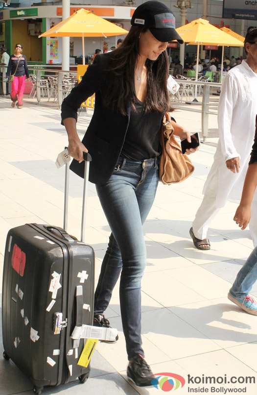 Lisa Haydon Snapped At Domestic Airport