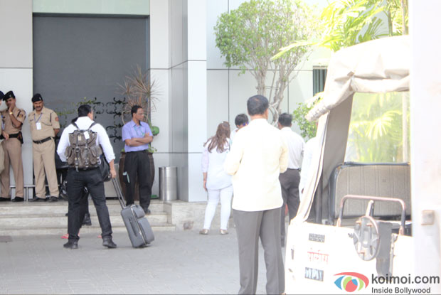 Shah Rukh Khan Snapped At Airport Leaving For Sachin Joshi's Grand Party