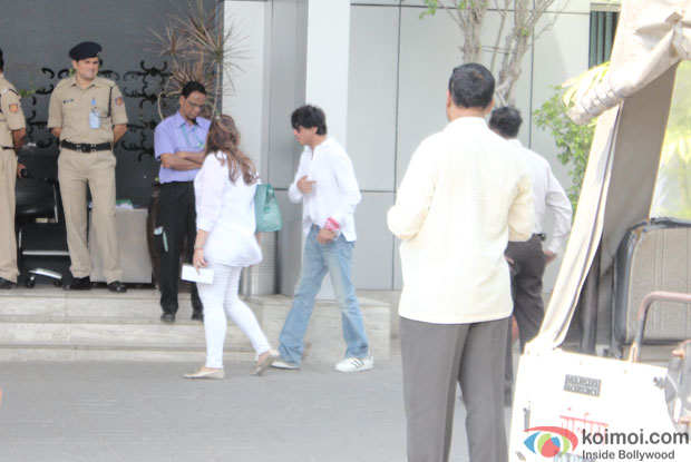 Shah Rukh Khan Snapped At Airport Leaving For Sachin Joshi's Grand Party