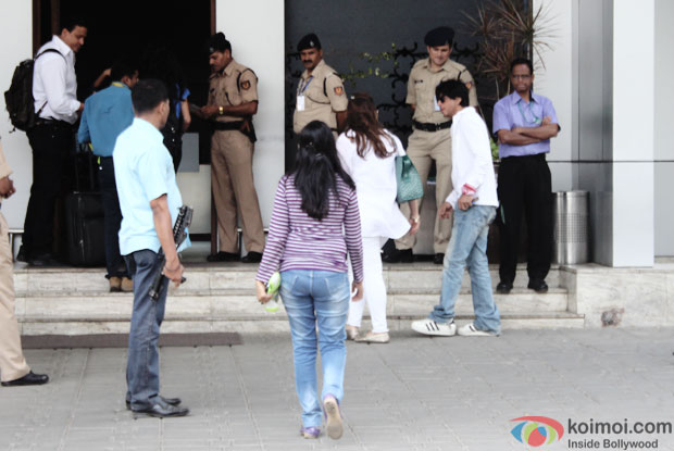 Shah Rukh Khan Snapped At Airport Leaving For Sachin Joshi's Grand Party