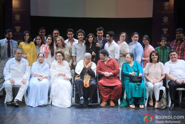 Shashi Kapoor along with Kapoor family pose for photograph after being awarded with Dadasaheb Phalke award