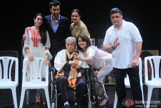 Shashi Kapoor along with Karisma Kapoor, Ranbir Kapoor, Rekha, Neetu Singh and Rishi Kapoor pose for photograph after being awarded with Dadasaheb Phalke award 