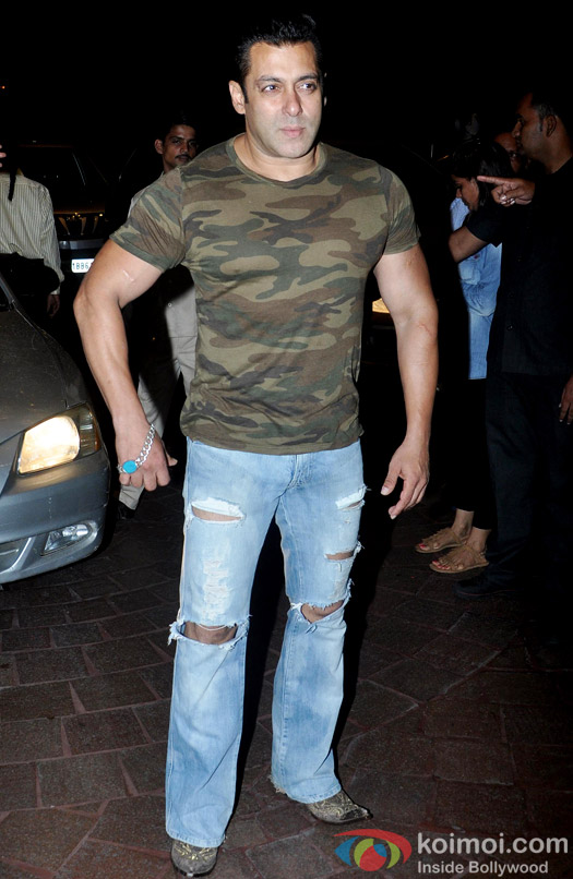 Salman Khan Goes Trendy; Snapped Sporting The Ripped Jeans Salman Khan Goes Trendy; Snapped Sporting The Ripped Jeans