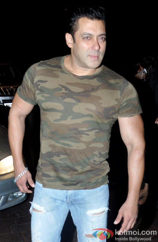 Salman Khan Goes Trendy; Snapped Sporting The Ripped Jeans Salman Khan Goes Trendy; Snapped Sporting The Ripped Jeans