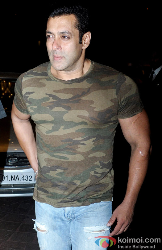 Salman Khan Goes Trendy; Snapped Sporting The Ripped Jeans Salman Khan Goes Trendy; Snapped Sporting The Ripped Jeans
