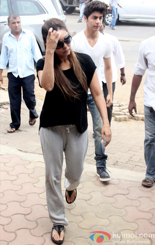 Gauri Khan and Aryan Khan at the funeral of SRK's Spot Boy Subhash Dada