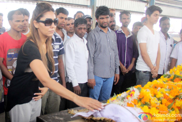 Gauri Khan and Aryan Khan at the funeral of SRK's Spot Boy Subhash Dada