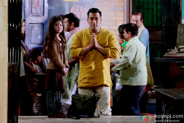 Harshali Malhotra and Salman Khan in a still from movie 'Bajrangi Bhaijaan'
