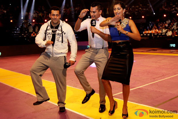 Salman Khan Snapped Doing The Thigh Five At Pro Kabaddi Salman Khan Snapped Doing The Thigh Five At Pro Kabaddi