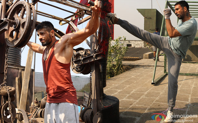 Sidharth Malhotra and Akshay Kumar in a still from movie 'Brothers'