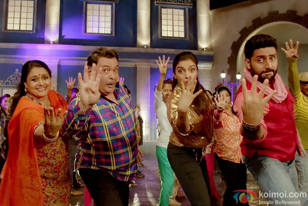 Supriya Pathak, Rishi Kapoor,  Asin and Abhishek Bachchan in a still from movie 'All Is Well'
