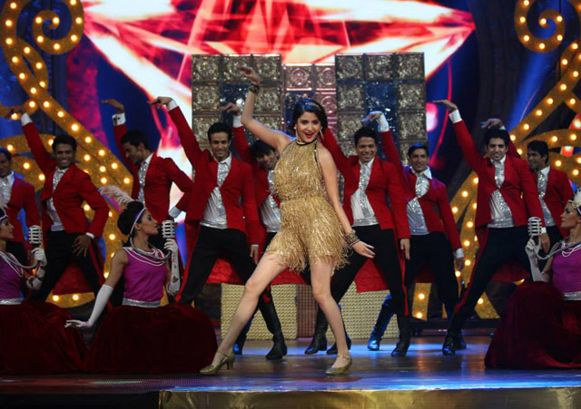 Anushka Sharma performs at 'IIFA Awards 2015'