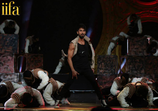 Shahid Kapoor performs at 'IIFA Awards 2015'