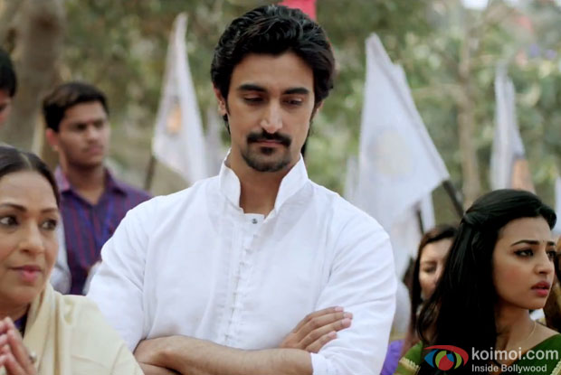 Kunal Kapoor and Radhika Apte in a still from movie 'Kaun Kitney Paani Mein'