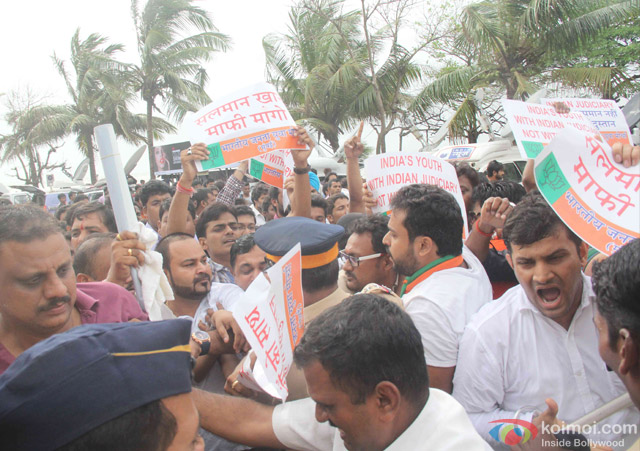 BJP protested against the Salman Khan and gathered outside his house