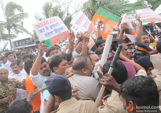 BJP protested against the Salman Khan and gathered outside his house