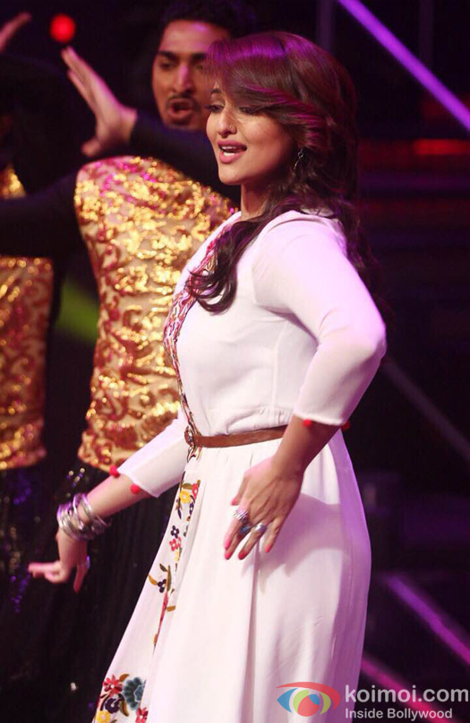 Sonakshi Sinha perform on Nachan Farrate in Indian Idol