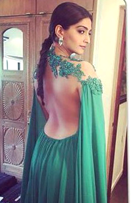 Sonam Kapoor Walks on Ramp of IIJW 2015