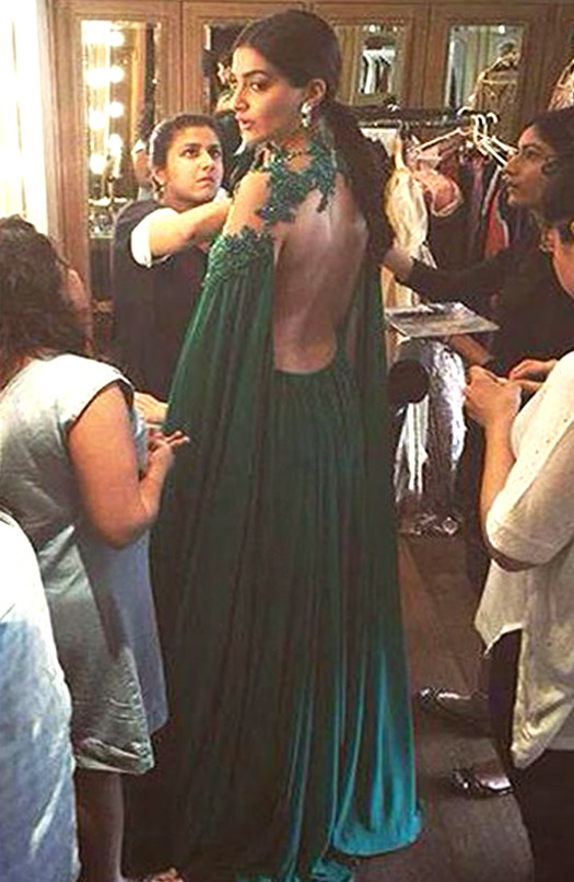 Sonam Kapoor Walks on Ramp of IIJW 2015