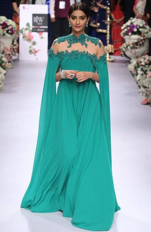 Sonam Kapoor Walks on Ramp of IIJW 2015
