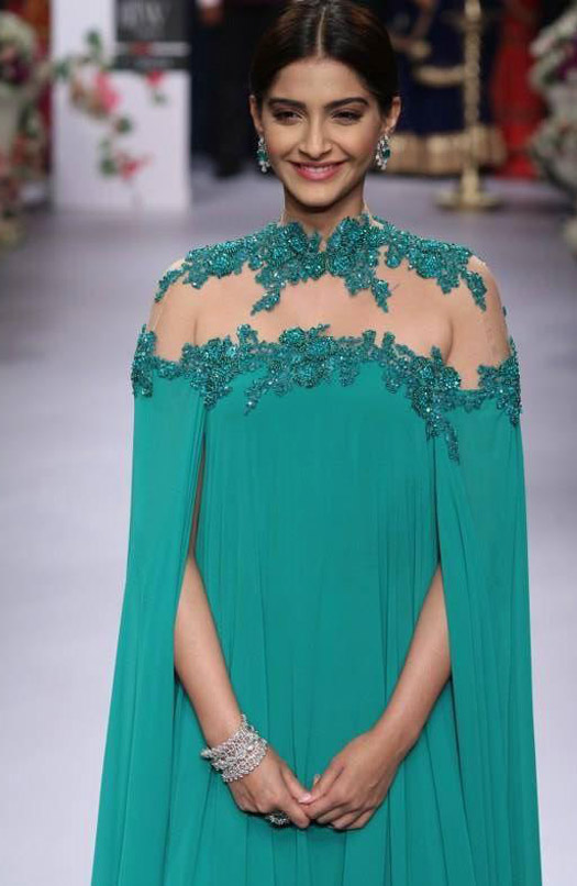 Sonam Kapoor Walks on Ramp of IIJW 2015