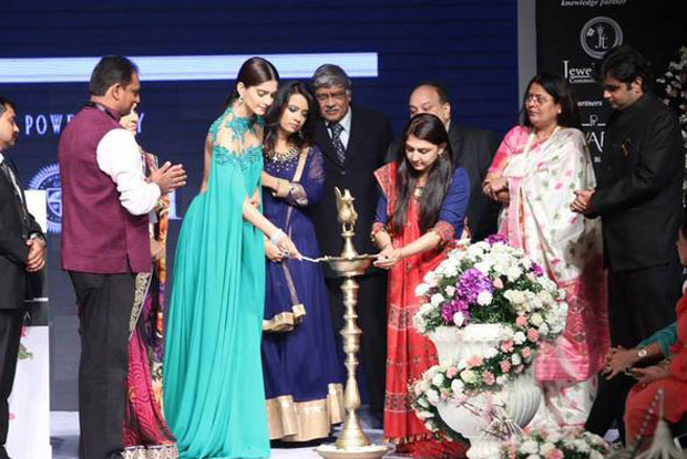 Sonam Kapoor Walks on Ramp of IIJW 2015