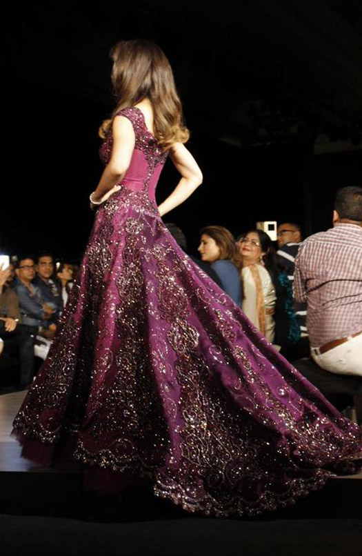 Kangna Ranaut Walks The Ramp 