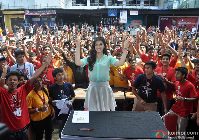 Kriti Sanon at the 'Umang Festival 2015'