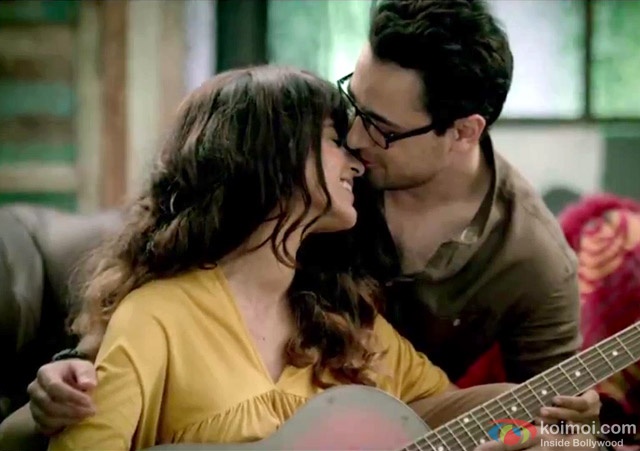 Kangana Ranaut and Imran Khan in a 'Sau Aasoon' still from movie 'Katti Batti'