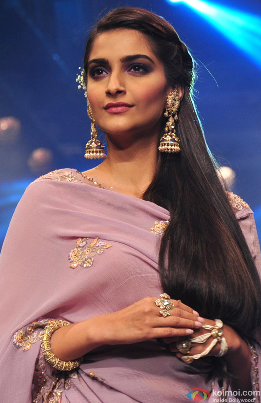 Sonam Kapoor Walks The Ramp At IIJW Grand Finale Sonam Kapoor Walks The Ramp At IIJW Grand Finale