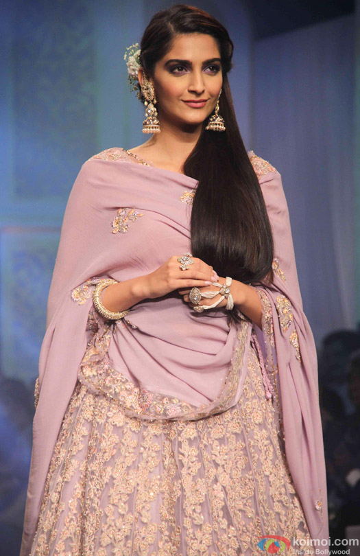 Sonam Kapoor Walks The Ramp At IIJW Grand Finale Sonam Kapoor Walks The Ramp At IIJW Grand Finale